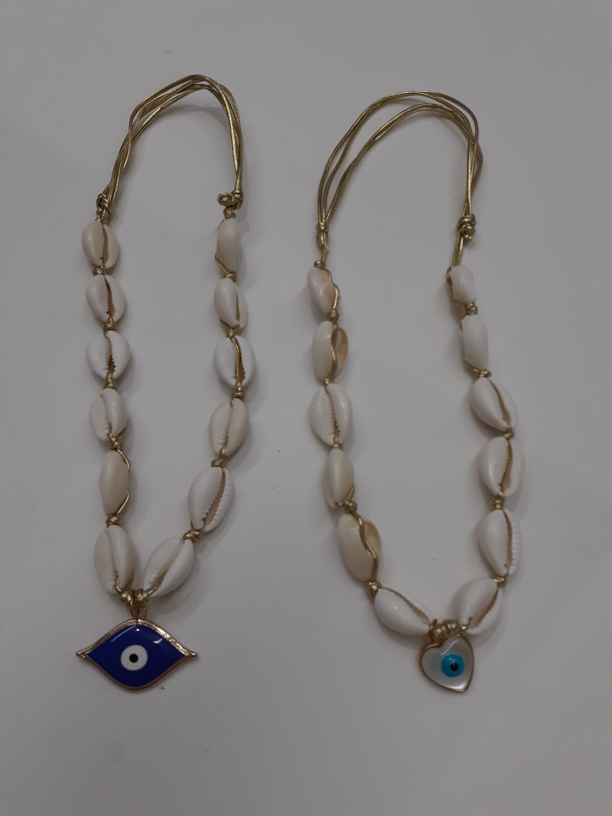 Colar de buzios dourado com pingente de olho grego