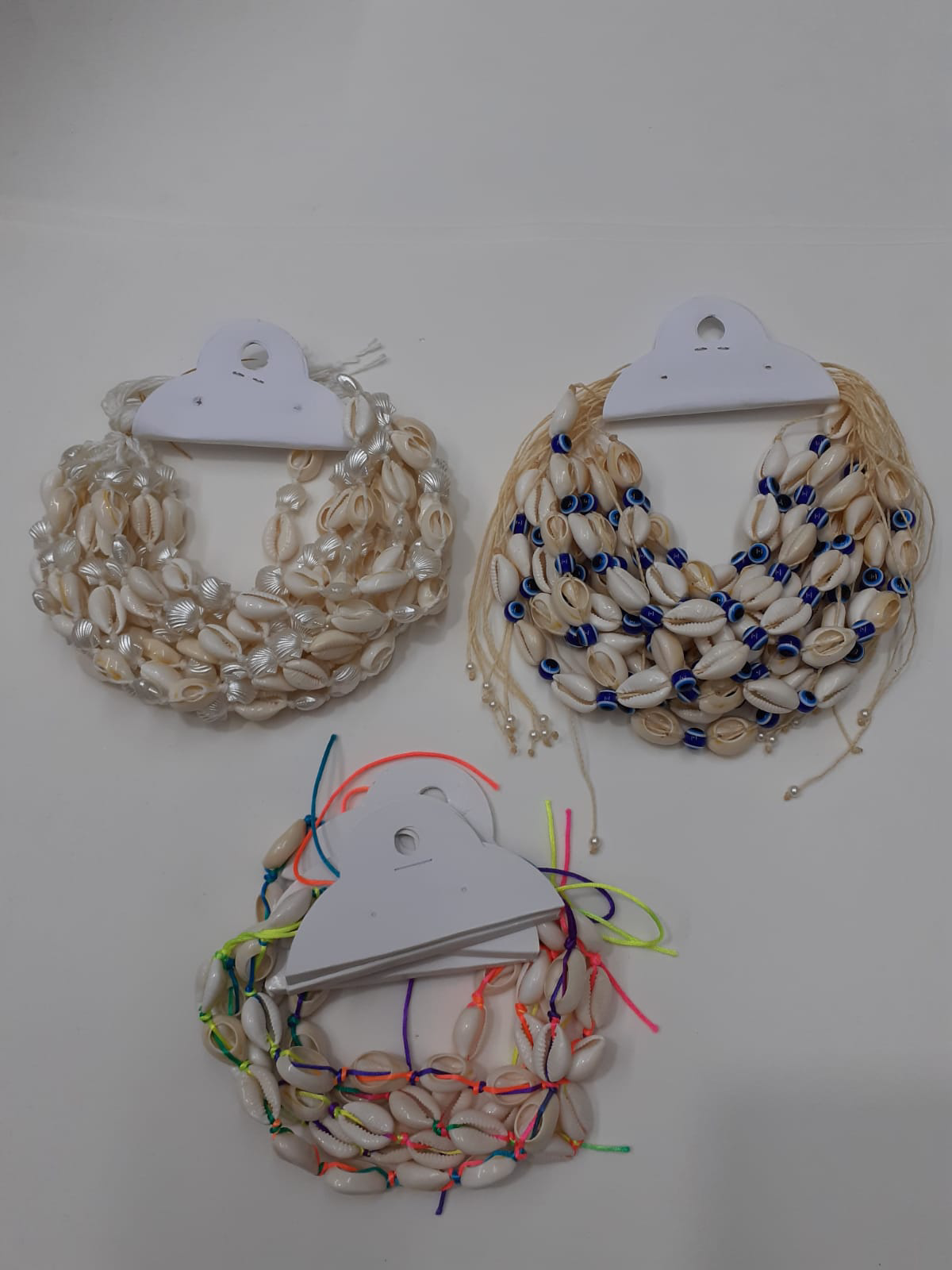 Colares variados com conchas, olho grego e fio mesclado